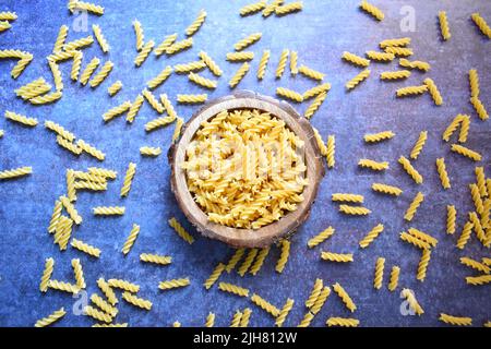 Pasta di Fusilli secca intera cruda Foto Stock