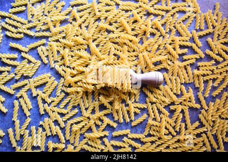 Pasta di Fusilli secca intera cruda Foto Stock