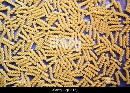 Pasta di Fusilli secca intera cruda Foto Stock