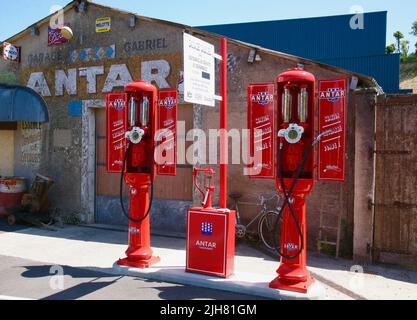 Una vista delle vecchie pompe di carburante a la Maison Du Biscuit, Hameau Costard, Sortosville-en-beaumont, Manica, Normandia, Francia, Europa Foto Stock