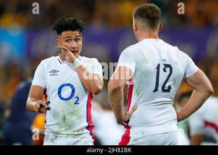 Sydney, Australia. 16th luglio 2022. Marcus Smith of England chats to Owen Farrell of England durante la partita della eToro England Series tra Australia e Inghilterra al Sydney Cricket Ground, Sydney, Australia, il 16 luglio 2022. Foto di Peter Dovgan. Solo per uso editoriale, licenza richiesta per uso commerciale. Nessun utilizzo nelle scommesse, nei giochi o nelle pubblicazioni di un singolo club/campionato/giocatore. Credit: UK Sports Pics Ltd/Alamy Live News Foto Stock