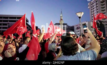 Izmir, Turchia, Turchia. 15th luglio 2022. Le persone con bandiere turche, alcune con il presidente Erdogan e la bandiera ottomana, hanno partecipato agli eventi del luglio 15 della Giornata per la democrazia e l'unità Nazionale per celebrare il 15 luglio ha sconfitto l'anniversario del colpo di Stato a Piazza Konak. 249 persone sono state martirizzati e quasi 2.200 feriti nel tentativo di colpo di stato sconfitto nel 15th luglio 2016. (Credit Image: © DIL Toffolo/Pacific Press via ZUMA Press Wire) Foto Stock