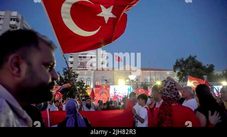 15 luglio 2022, Izmir, Turchia, Turchia: Le persone con bandiere turche , alcune con il presidente Erdogan e bandiera ottomana hanno partecipato luglio 15 gli eventi della Giornata per la democrazia e l'unità Nazionale per celebrare il 15 luglio ha sconfitto l'anniversario del colpo di Stato a Piazza Konak. 249 persone sono state martirizzati e quasi 2.200 feriti nel tentativo di colpo di stato sconfitto nel 15th luglio 2016. (Credit Image: © DIL Toffolo/Pacific Press via ZUMA Press Wire) Foto Stock