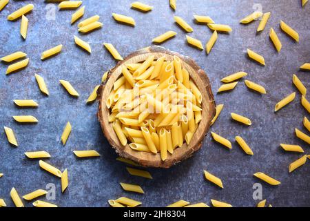 Pasta secca intera Penne rigate Foto Stock