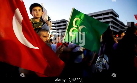 15 luglio 2022, Izmir, Turchia, Turchia: Le persone con bandiere turche , alcune con il presidente Erdogan e bandiera ottomana hanno partecipato luglio 15 gli eventi della Giornata per la democrazia e l'unità Nazionale per celebrare il 15 luglio ha sconfitto l'anniversario del colpo di Stato a Piazza Konak. 249 persone sono state martirizzati e quasi 2.200 feriti nel tentativo di colpo di stato sconfitto nel 15th luglio 2016. (Credit Image: © DIL Toffolo/Pacific Press via ZUMA Press Wire) Foto Stock