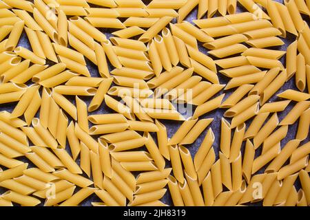 Pasta secca intera Penne rigate Foto Stock