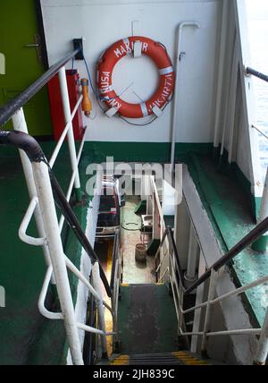 lifebuoy appeso su una scala in un traghetto Foto Stock