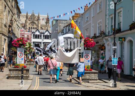 Truro,Cornovaglia,UK,16th luglio 2022,una marcia per il Kernow da parte del movimento campagna All Under One Banner si è svolta oggi a Truro con sostenitori che hanno contribuito a promuovere le cause di maggiore democrazia e autonomia. La cosa principale che desiderano riconoscere è la mancanza di alloggio e di alloggio in affitto per la gente locale come seconda casa proprietari, i proprietari stanno causando una crisi di alloggio affittando fuori proprietà per le case di vacanza, airbnb ecc. la gente del posto deve muoversi via dalla Cornovaglia per trovare le proprietà più poco costose poichè non possono permettersi i prezzi della Cornovaglia dovuto le notizie basse di Income.Credit: Keith Larby/Alamy in tensione Foto Stock