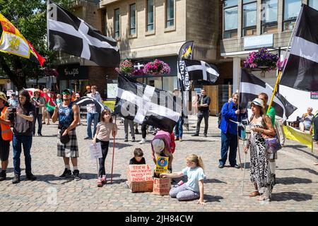 Truro,Cornovaglia,UK,16th luglio 2022,una marcia per il Kernow da parte del movimento campagna All Under One Banner si è svolta oggi a Truro con sostenitori che hanno contribuito a promuovere le cause di maggiore democrazia e autonomia. La cosa principale che desiderano riconoscere è la mancanza di alloggio e di alloggio in affitto per la gente locale come seconda casa proprietari, i proprietari stanno causando una crisi di alloggio affittando fuori proprietà per le case di vacanza, airbnb ecc. la gente del posto deve muoversi via dalla Cornovaglia per trovare le proprietà più poco costose poichè non possono permettersi i prezzi della Cornovaglia dovuto le notizie basse di Income.Credit: Keith Larby/Alamy in tensione Foto Stock