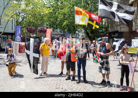 Truro,Cornovaglia,UK,16th luglio 2022,una marcia per il Kernow da parte del movimento campagna All Under One Banner si è svolta oggi a Truro con sostenitori che hanno contribuito a promuovere le cause di maggiore democrazia e autonomia. La cosa principale che desiderano riconoscere è la mancanza di alloggio e di alloggio in affitto per la gente locale come seconda casa proprietari, i proprietari stanno causando una crisi di alloggio affittando fuori proprietà per le case di vacanza, airbnb ecc. la gente del posto deve muoversi via dalla Cornovaglia per trovare le proprietà più poco costose poichè non possono permettersi i prezzi della Cornovaglia dovuto le notizie basse di Income.Credit: Keith Larby/Alamy in tensione Foto Stock