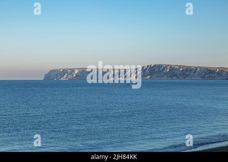 Affacciandosi sull'oceano verso le scogliere di gesso vicino a Freshwater Bay, da Brook Chine sull'Isola di Wight Foto Stock