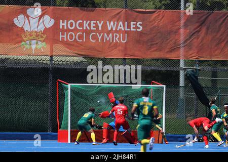 Cardiff, Regno Unito. 16th luglio 2022. Il Galles segna un goal. Galles / Sud Africa, incontro internazionale di hockey maschile al National Hockey Center, Sophia Gardens a Cardiff, South Wales sabato 16th luglio 2022. Questa immagine può essere utilizzata solo per Editorial . pic di Andrew Orchard/Andrew Orchard SPORTS photography/Alamy Live News credito: Andrew Orchard SPORTS photography/Alamy Live News Foto Stock