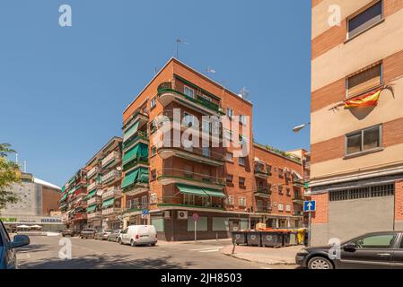 Facciate di edifici residenziali con balconi con ringhiera semicircolare metallica dipinta di verde Foto Stock