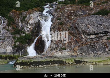 Cascata nel Fjord del braccio di Tracy nelle gamme di confine dell'Alaska, Stati Uniti Foto Stock