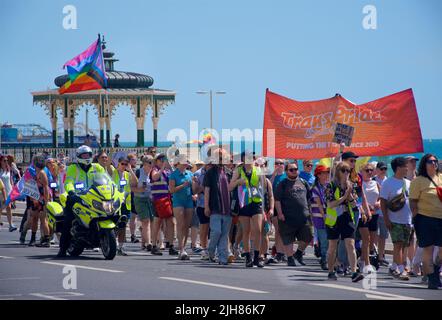 Trans Pride Brighton & Hove protesta marcia elaborazione lungo il lungomare, Brighton & Hove. 16 luglio 2022. Credit: J. Marshall / Alamy Live News Foto Stock