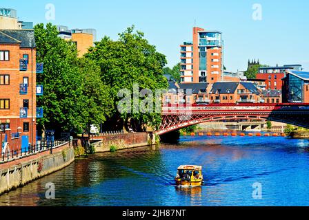 River Aire e Crown Point Bridge Leeds, Inghilterra Foto Stock