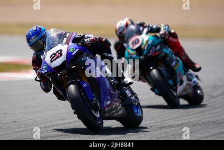 Christophe Ponsson di Gil Motor Sport-Yamaha durante il secondo giorno del MOTUL FIM Superbike World Championship 2022 a Donington Park, Leicestershire. Data foto: Sabato 16 luglio 2022. Foto Stock