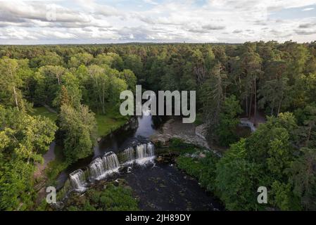 Una cascata forestale in Estonia Foto Stock
