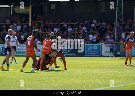 Thomas Mikaele #33 di Warrington Wolves è tenuto dalla difesa Castleford Tigers Foto Stock