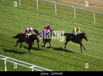 Morgan Fairy guidato da Hollie Doyle (a destra) sulla strada per vincere il premio Lifetime in Racing Award vincitore britannico EBF Premier Fillies' handicap all'ippodromo di Newbury. Data foto: Sabato 16 luglio 2022. Foto Stock