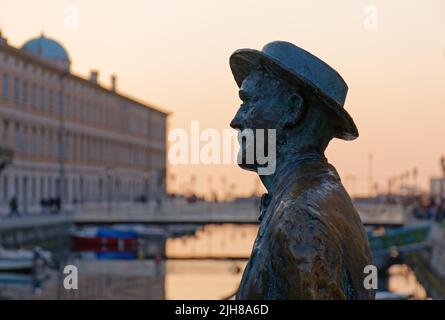 TRIESTE, Italia - 25 marzo 2022: Primo piano della statua di bronzo di Giacomo Joyce in piazza Ponterosso lungo il Canal Grande Foto Stock