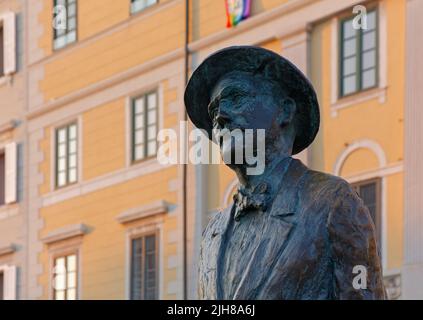 TRIESTE, Italia - 25 marzo 2022: Primo piano della statua di bronzo di Giacomo Joyce in piazza Ponterosso lungo il Canal Grande Foto Stock