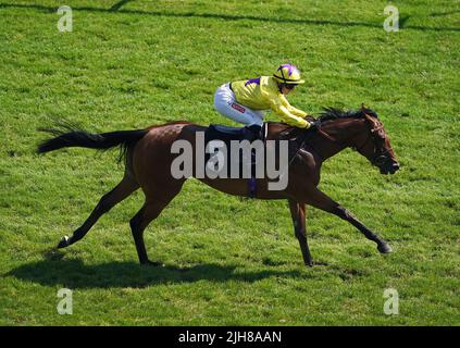 Morgan Fairy, guidato da Hollie Doyle sulla strada per vincere la vincitrice del premio Lifetime in Racing Award, l'handicap British EBF Premier Fillies' all'ippodromo di Newbury. Data foto: Sabato 16 luglio 2022. Foto Stock