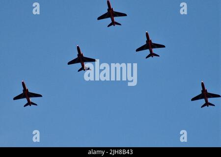 Frecce rosse che tornano a casa a RAF Scampton dopo aver volato le esposizioni prese sopra Swerford Oxfordshire Inghilterra regno unito Foto Stock