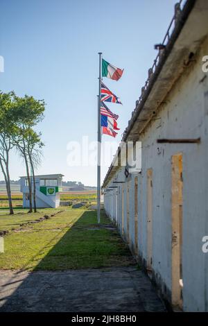 Vecchi edifici, pit lane e tribuna del circuito abbandonato Reims-Gueux. Aperto nel 1926, Gran Premio del F1 francese al 1966, chiuso per la gara 1972 Foto Stock