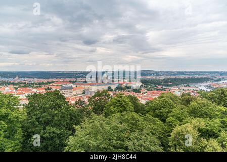 Praga casa città tegole rosso tetto vista Foto Stock