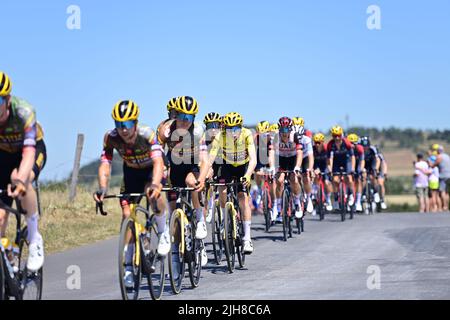 Maglia gialla Jonas VINGEGAARD circondata dai suoi compagni di squadra Jumbo-Visma durante Tour De France, Stage 14, Francia, 16th luglio 2022, Credit:Pete Goding/Goding Images/Alamay Live News Foto Stock