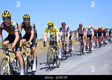 Maglia gialla Jonas VINGEGAARD circondata dai suoi compagni di squadra Jumbo-Visma durante Tour De France, Stage 14, Francia, 16th luglio 2022, Credit:Pete Goding/Goding Images/Alamay Live News Foto Stock