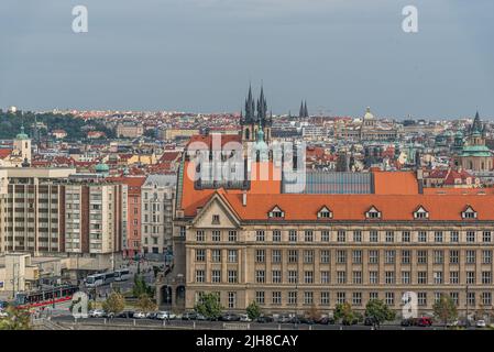 Praga casa città tegole rosso tetto vista Foto Stock