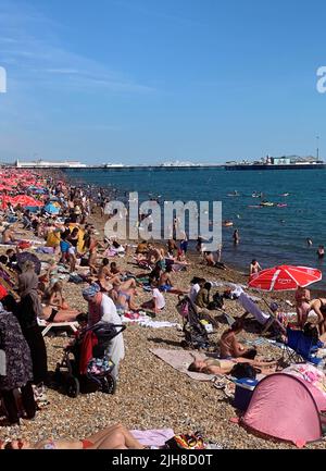 La folla apprezza il caldo della spiaggia di Brighton in Sussex, mentre le temperature continuano a salire. Data foto: Sabato 16 luglio 2022. Foto Stock