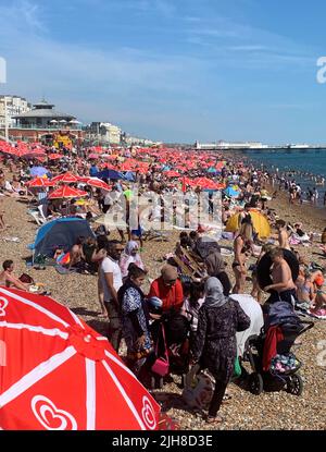 La folla apprezza il caldo della spiaggia di Brighton in Sussex, mentre le temperature continuano a salire. Data foto: Sabato 16 luglio 2022. Foto Stock