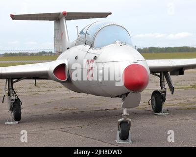 KAUNAS / LITUANIA - 10 agosto 2019: Aereo Aero L-29 Delfin (Maya) all'aeroporto di Aleksotas Foto Stock