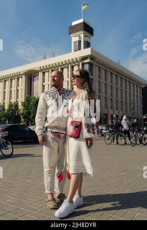 Kiev, Ucraina - 19 maggio 2022: Maidan Nezalezhnosti. Giorno di Vyshyvanka. Sorridente bella coppia con abiti tradizionali ucraini ricamati Foto Stock