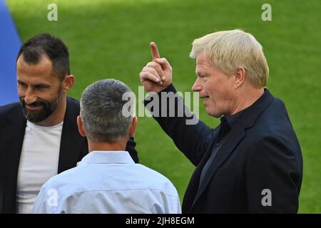 Monaco di Baviera, Germania. 16th luglio, 2022. v.re: Oliver KAHN (Presidente della direzione FCB), Hasan SALIHAMIDZIC (Direttore dello Sport FC Bayern Monaco), di fronte: Herbert HAINER (Presidente FC Bayern Monaco). Presentazione del team FC Bayern Monaco stagione 2022/2023 il 16th luglio 2022 ALLIANZARENA, calcio 1st Bundesliga, stagione 2022/2023. Credit: dpa/Alamy Live News Foto Stock