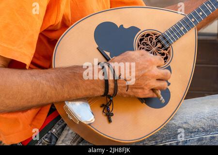 primo piano di un uomo che gioca a un mandolino Foto Stock