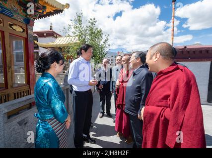 Lhasa, la regione autonoma cinese del Tibet. 14th luglio 2022. Li Zhanshu, membro del Comitato permanente dell'Ufficio politico del Comitato Centrale del Partito Comunista Cinese e presidente del Comitato permanente del Congresso Nazionale del Popolo, visita il Tempio di Jokhang a Lhasa, regione autonoma del Tibet, nella Cina sudoccidentale, il 14 luglio 2022. Li ha fatto un giro di ricerca nella regione autonoma del Tibet della Cina sudoccidentale relativo alla legislazione sulla protezione ecologica dell'altopiano Qinghai-Tibet da martedì a venerdì. Credit: Yuyuyuyuyuyuyuyuyuyuyuyuyuyuyuyuy Foto Stock