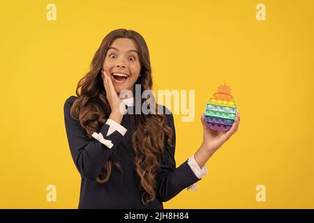 stupito teen girl giocare con pop esso silicone sensoriale fidget gioco, anti stress Foto Stock