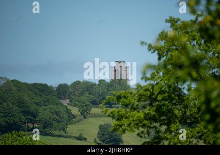 Paxton's Tower, una follia neogotica eretta in onore di Lord Nelson. Situato in cima a una collina nr Llanarthney, River Tywi Valley nel Carmarthenshshire Wales Foto Stock