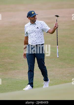 Il spagnolo Sergio Garcia riconosce la folla sulle 18th durante il terzo giorno dell'Open al Vecchio corso, St Andrews. Data foto: Sabato 16 luglio 2022. Foto Stock