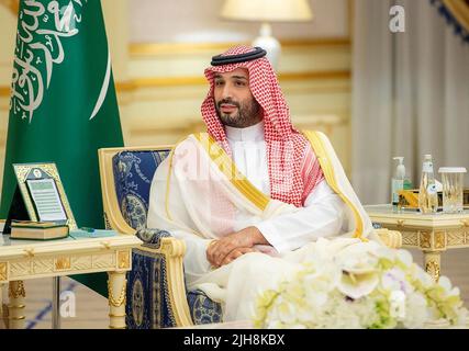 Jeddah, Arabia Saudita. 16th luglio 2022. Il principe ereditario Mohammed bin Salman durante il suo incontro con il presidente americano Joe Biden al Palazzo al-Salman nella città costiera del Mar Rosso di Jeddah venerdì 15 luglio 2022. Foto di Saudi Press Agency/UPI Credit: UPI/Alamy Live News Foto Stock