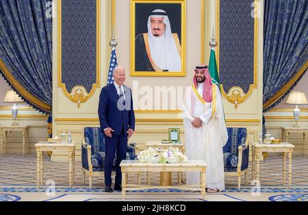 Jeddah, Arabia Saudita. 16th luglio 2022. Mostra incontro del principe ereditario Saudita Mohammed bin Salman (R) con il presidente degli Stati Uniti Joe Biden al Palazzo al-Salam nel porto di Jeddah nel Mar Rosso venerdì 15 luglio 2022. Foto di Saudi Press Agency/UPI Credit: UPI/Alamy Live News Foto Stock