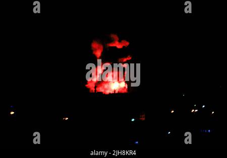 Gaza, Palestina. 16th luglio 2022. Fiamme e fumo aumentano durante gli attacchi aerei israeliani a Gaza City, in risposta al lancio di razzi da Gaza verso Israele. (Foto di Yousef Masoud/SOPA Images/Sipa USA) Credit: Sipa USA/Alamy Live News Foto Stock