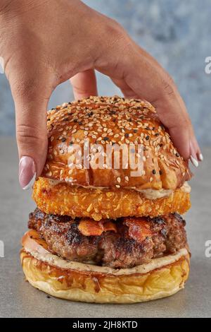 Delizioso hamburger di ceci con panino croccante condito con sesamo Foto Stock