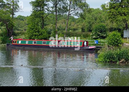 Chiatta del canale / barca stretta che entra nella serratura sul fiume Avon a Saltford, Bristol. Estate 2022. Giugno Foto Stock