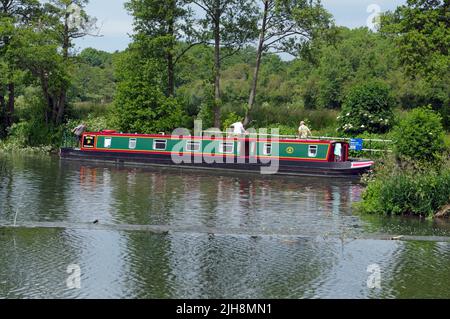 Chiatta del canale / barca stretta che entra nella serratura sul fiume Avon a Saltford, Bristol. Estate 2022. Giugno Foto Stock