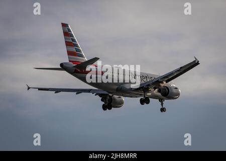 Una vista di un bellissimo aeroplano che vola in alto nel cielo sopra Boston, Massachusetts e si prepara ad atterrare Foto Stock